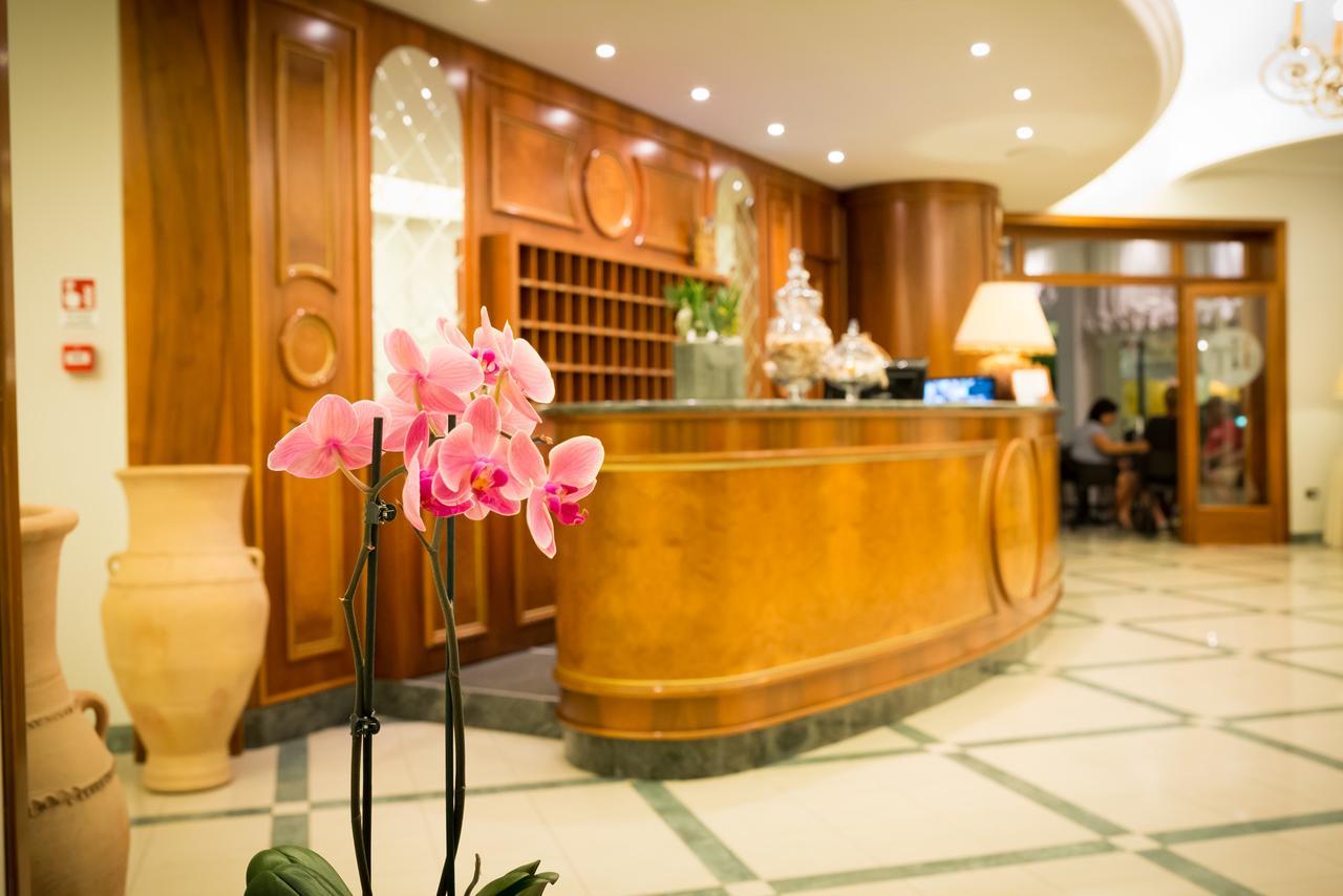Hotel Tritone 카오를레 외부 사진