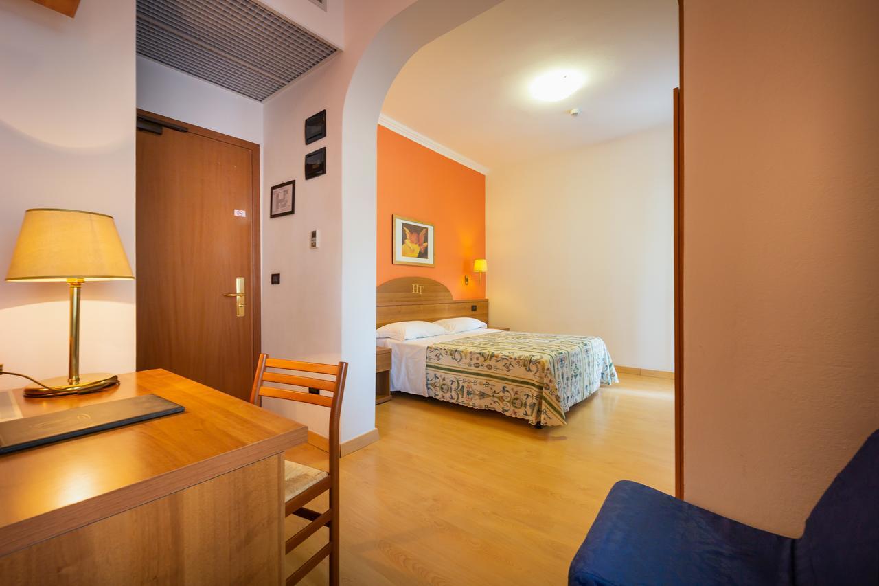 Hotel Tritone 카오를레 외부 사진
